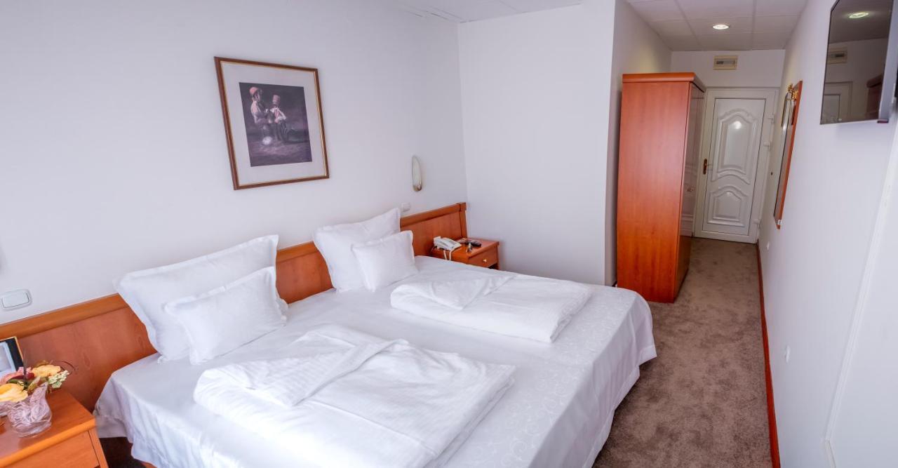 Hotel Integra Добой Екстериор снимка