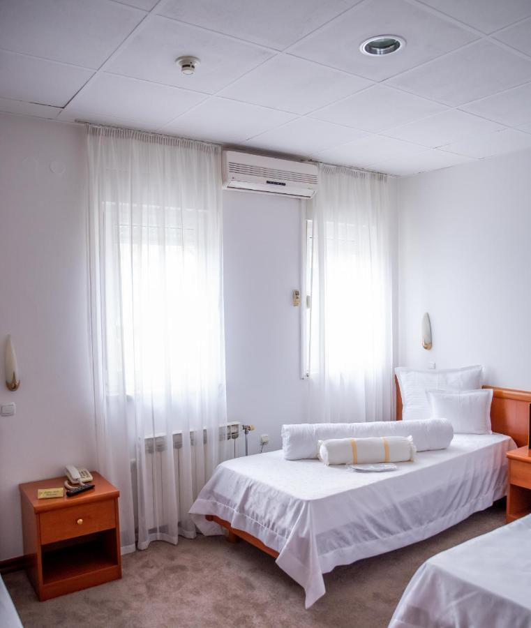 Hotel Integra Добой Екстериор снимка