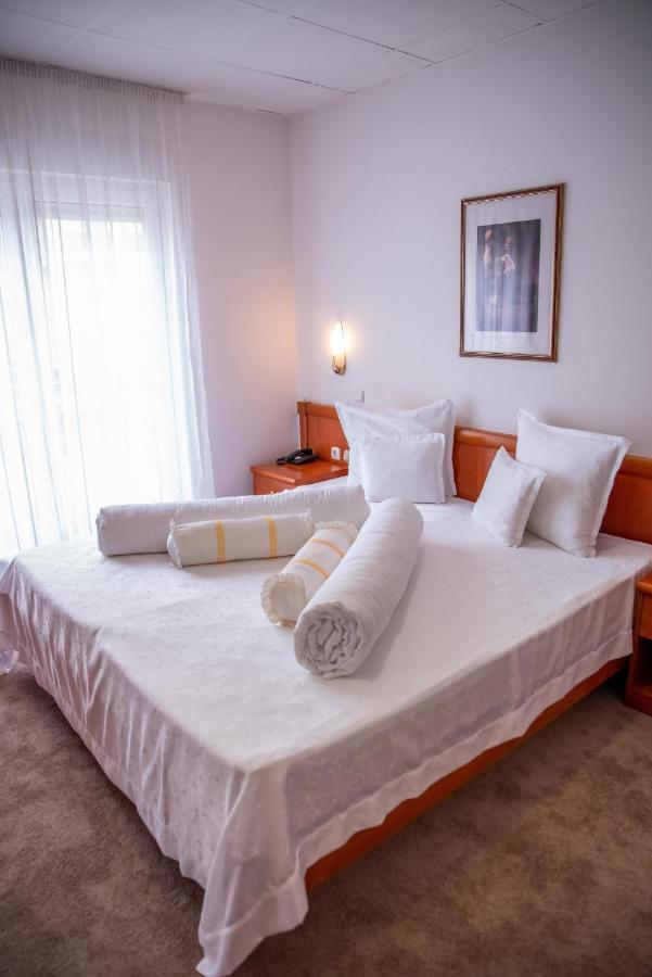 Hotel Integra Добой Екстериор снимка