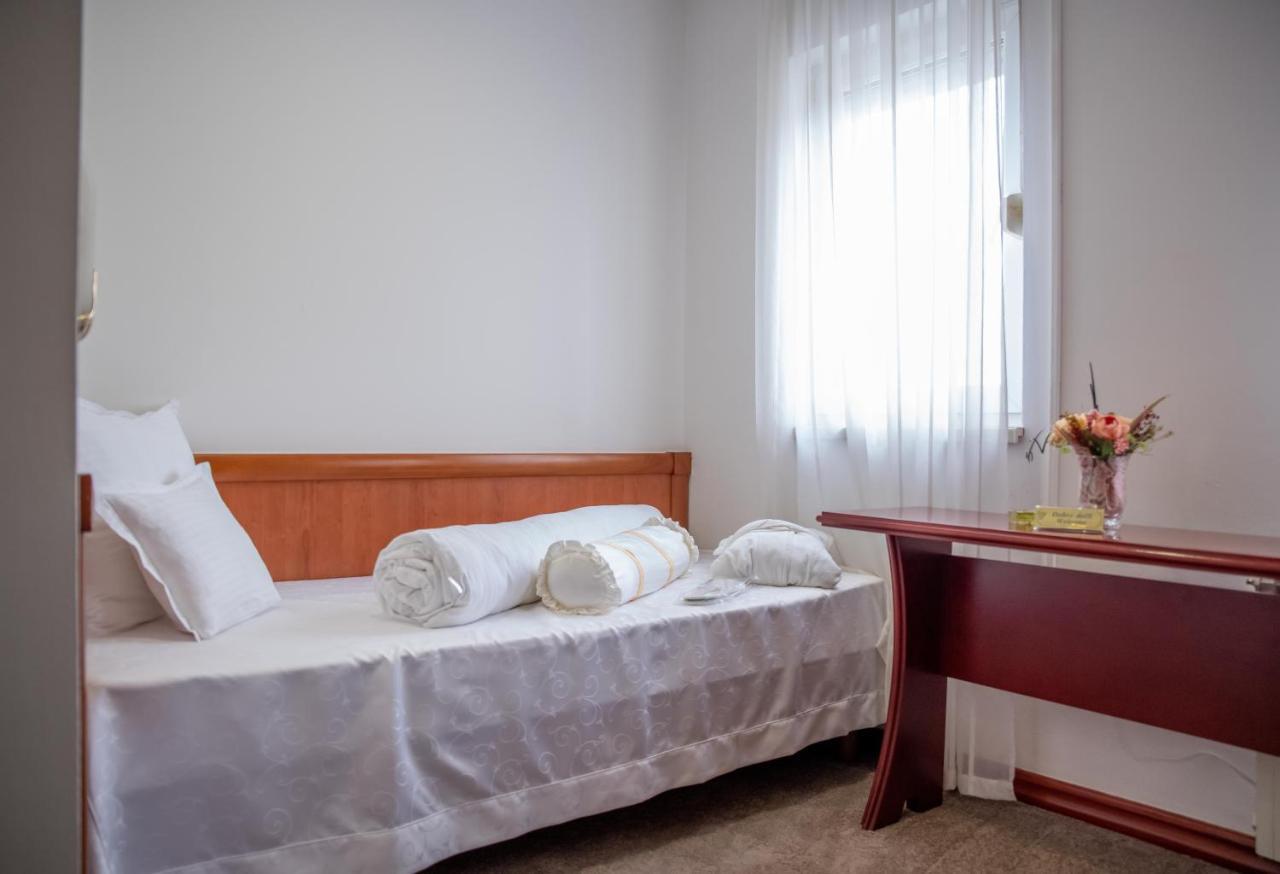 Hotel Integra Добой Екстериор снимка